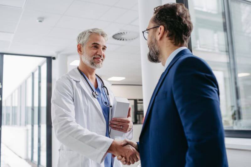 Médico atendendo paciente em clínica moderna